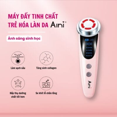 Thực hiện các động tác massage với máy đẩy tinh chất AINI để nâng cơ và cải thiện độ đàn hồi của da.